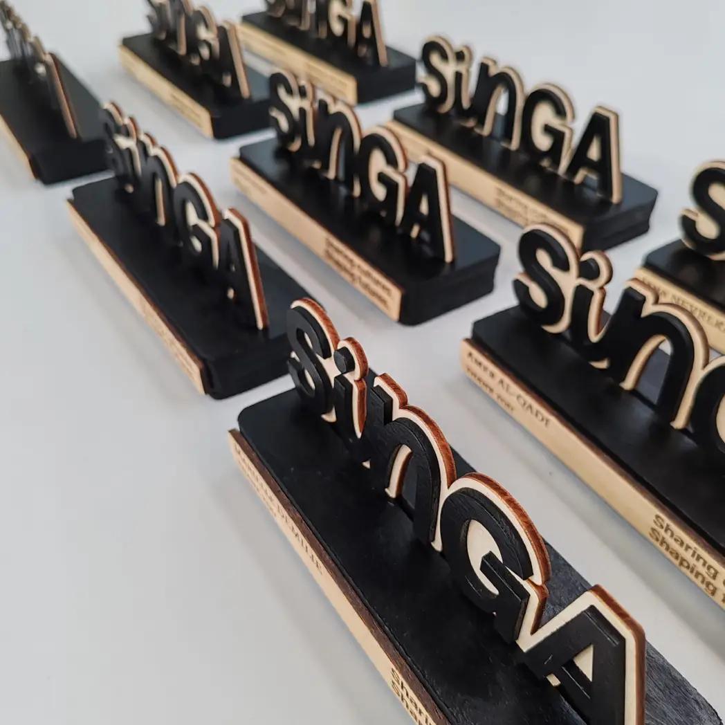 Solutions professionnelles : logos d'entreprise, signalétique, cartes de visite et trophées en bois